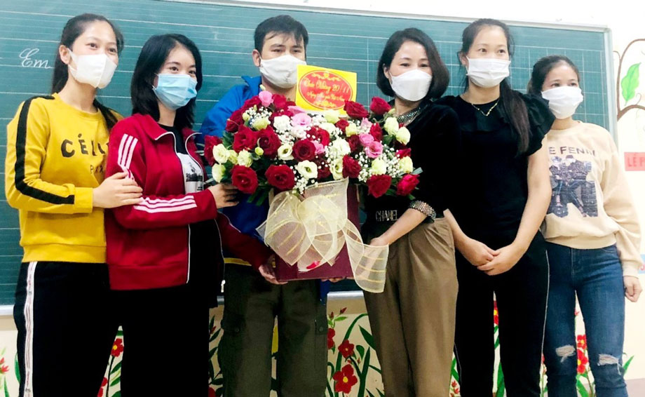  Nhân ngày nhà giáo Việt Nam 20-11, đại diện Ban liên lạc phụ huynh đã tặng hoa cho các thày, cô Nhà trường.