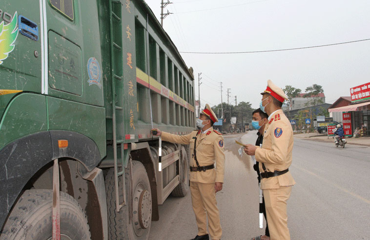  Lực lượng Cảnh sát giao thông Phổ Yên kiểm tra phương tiện giao thông.