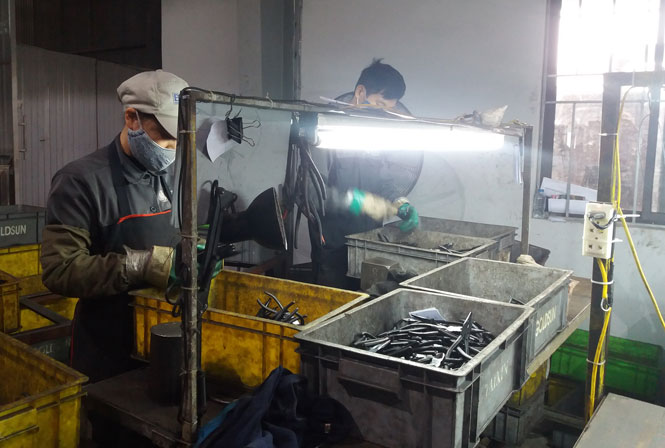  Công nhân Công ty TNHH sản xuất kinh doanh Trường Tín gia công chế tạo sản phẩm kìm .