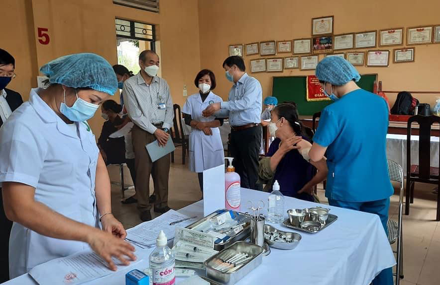  Tiêm vắc xin phòng COVID-19 cho người dân tại xã Sơn Cẩm (T.P Thái Nguyên).