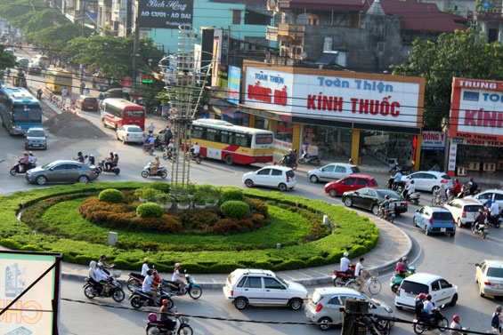  Nút giao ngã tư Đồng Quang luôn có mật độ người và phương tiện tham gia giao thông lớn, lộn xộn và giờ cao điểm. Ảnh chụp lúc 17 giờ 20 phút, ngày 28-5.