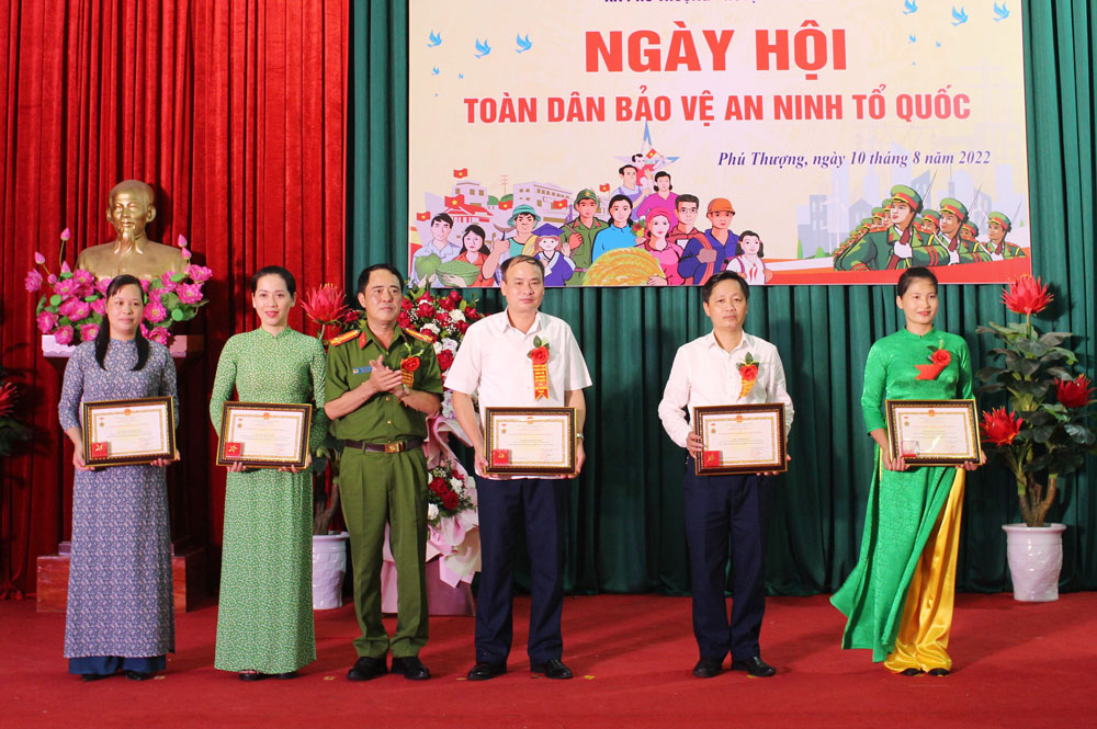  Cá nhân, tập thể được khen thưởng trong Ngày hội toàn dân bảo vệ an ninh Tổ quốc tại xã Phú Thượng mới đây.