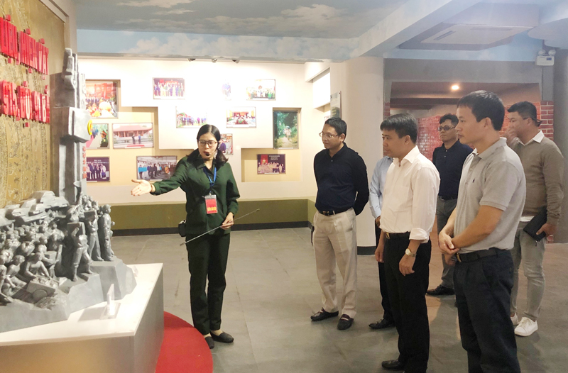  Hướng dẫn viên Lê Thị Thu Hồng thuyết minh cho khách đến Khu Di tích Quốc gia địa điểm lưu niệm thanh niên xung phong Đại đội 915 - Đội 91 Bắc Thái phường Gia Sàng (T.P Thái Nguyên).