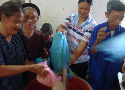  Chi hội phụ nữ xóm Cộng Hòa thu gom gạo để giúp hội viên nghèo