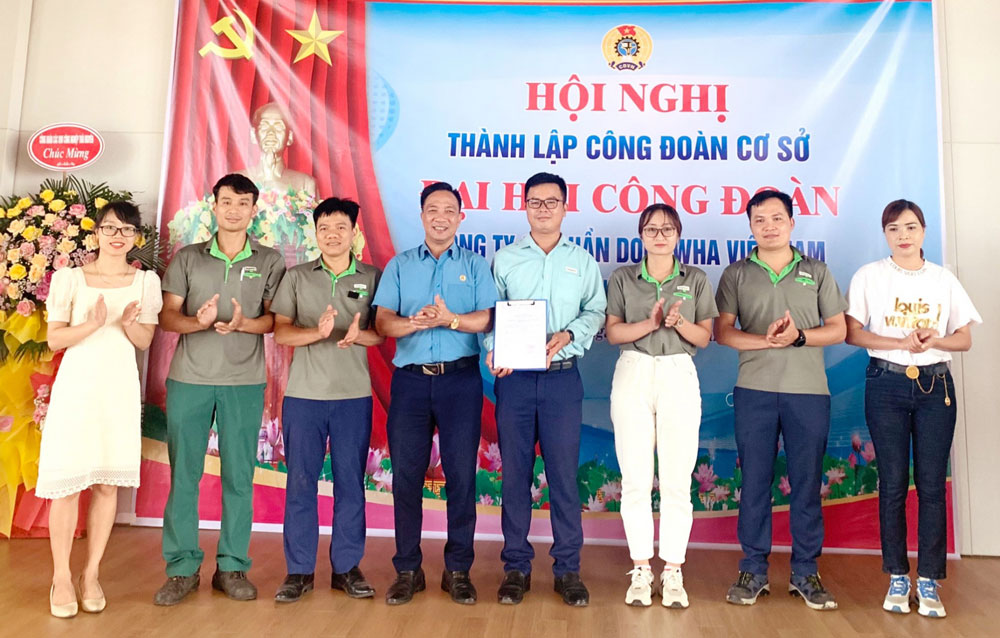  Ông Dương Văn Thái, Chủ tịch Công đoàn các khu công nghiệp tỉnh trao Quyết định thành lập công đoàn cơ sở Công ty Dongwha Việt Nam.