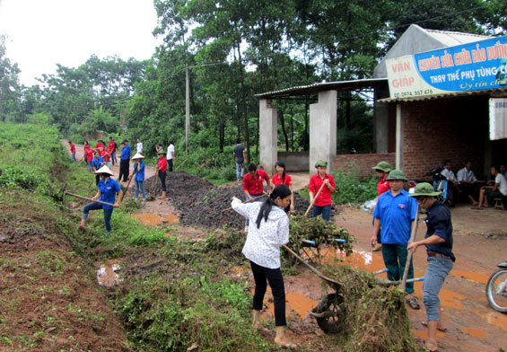  Đoàn viên thanh niên, sinh viên Trường Đại học Kinh tế và Quản trị kinh doanh (Đại học Thái Nguyên) tình nguyện tại xóm 2, xã Minh Đức (Phổ Yên).