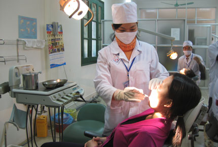  Baacute;c sĩ Nguyệt đang khaacute;m cho bệnh nhacirc;n tại  Khoa Răng - Hagrave;m - Mặt, Bệnh viện đa khoa T.W Thaacute;i Nguyecirc;n