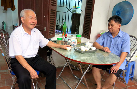  Ông Hảo luôn dành thời gian đến thăm hỏi, tìm hiểu tâm tư, nguyện vọng của bà con Tổ dân phố số 5.