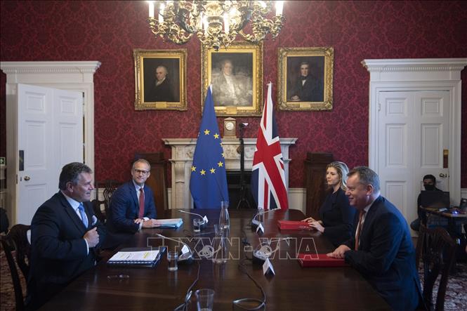  Phó Chủ tịch Ủy ban châu Âu (EC) Maros Sefcovic (trái) trong cuộc gặp với Bộ trưởng phụ trách Brexit của Anh David Frost, thảo luận về thoả thuận hậu Brexit tại London, Anh ngày 9/6/2021. Ảnh: AFP/TTXVN