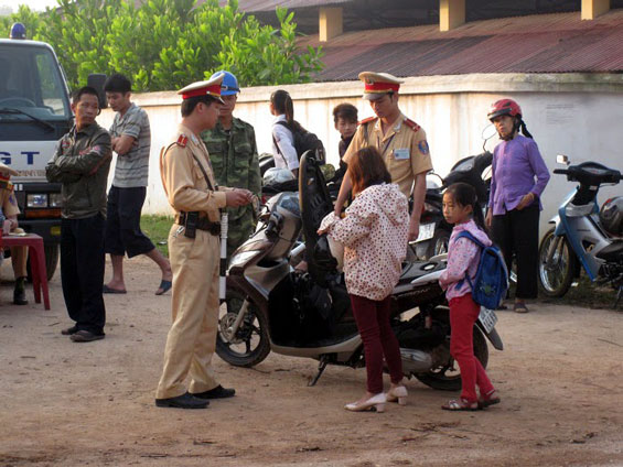  Đội Cảnh sát giao thông huyện Phú Bình xử lý vi phạm Luật Giao thông tại xã Bảo Lý.