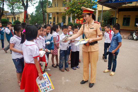  Chiến sĩ Đội Cảnh sát giao thông, Công an huyện Đồng Hỷ tuyên truyền, phát tờ rơi tại về ATGT tại Trường Tiểu học Chiến Thắng, thị trấn Chùa Hang.