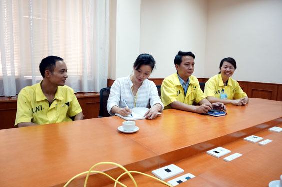  Anh Nguyễn Mạnh Quân (ngoài cùng bên trái) - người có sáng kiến viết lại lập trình máy dập kim của Công ty TNHH MANI - Hà Nội.