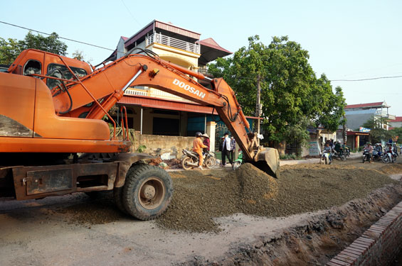  Tuyến công vụ số 16 đang được thi công phần mặt đường.