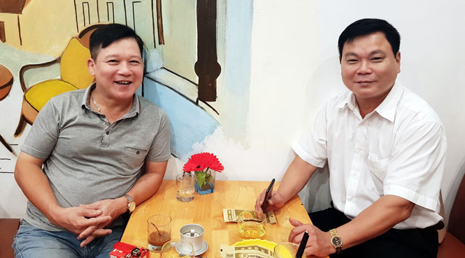  Nhà thơ Phan Thái (bên phải) và nhạc sĩ Lại Hồng Phong.