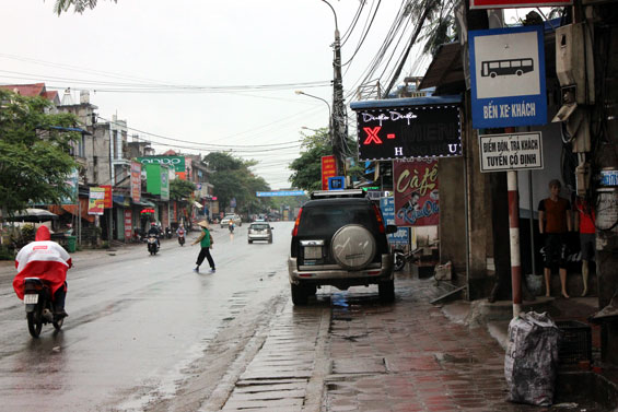  Nhiều người dân chưa hiểu nội dung và không đứng tại biển báo “Bến xe khách - Điểm đón, trả khách tuyến cố định” để bắt xe khách.