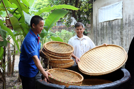 Ngoài các nghề thủ công mới du nhập như mộc và cơ khí thì người dân Thù Lâm vẫn duy trì nghề mây tre đan truyền thống.