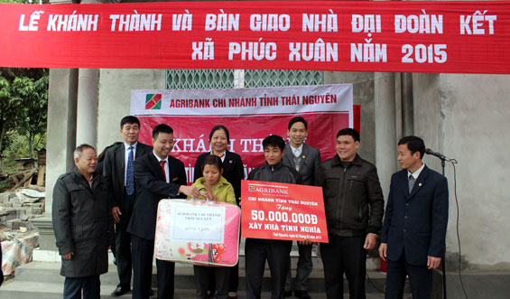  Lãnh đạo Agribank Chi nhánh Thái Nguyên trao tiền hỗ trợ và quà cho gia đình anh Tiêu Văn Công, xóm Khuôn 5, xã Phúc Xuân.