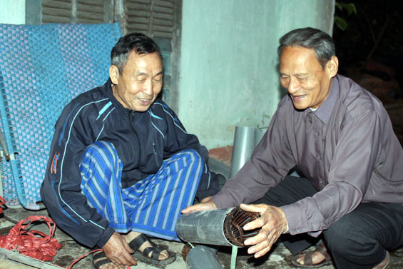  Ông Vũ Cao Bằng (bên phải) luôn nhiệt tình, hết mình vì việc chung và gần gũi với quần chúng nhân dân.