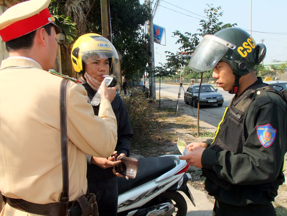  Lực lượng CSGT Công an tỉnh kiểm tra nồng độ cồn với người điều khiển phương tiện cơ giới đường bộ trên tuyến Quốc lộ 3.