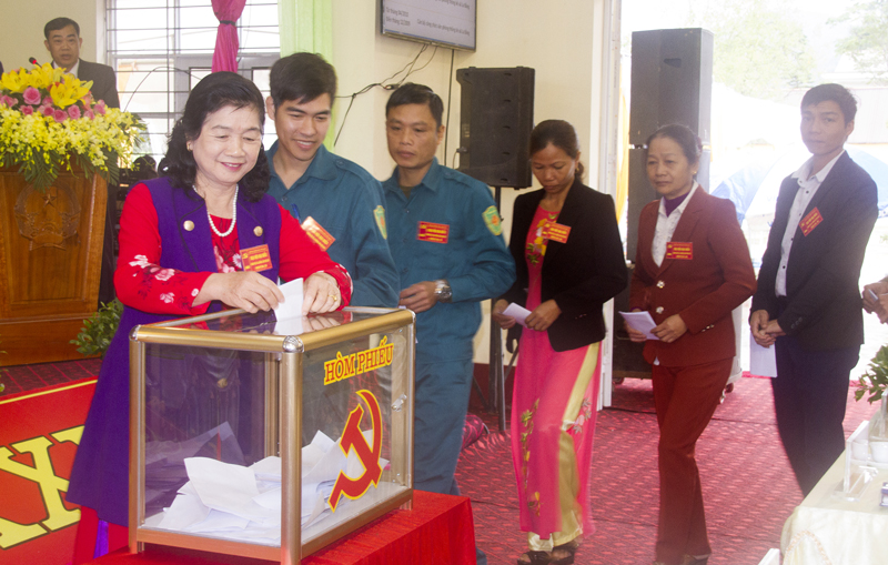  Các Đại biểu bỏ phiếu bầu Ban Chấp hành Đảng bộ xã La Bằng lần thứ XXIV, nhiệm kỳ 2020 - 2025. Ảnh: Vũ Công.