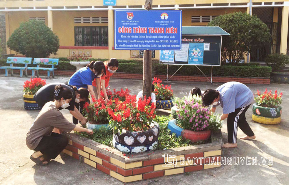  Học sinh Trường THCS Giang Tiên chăm sóc khuôn viên công trình vườn hoa, thư viện đọc sách ngoài trời từ vật liệu tái chế. Đây là công trình có dấu ấn đậm nét của Đoàn thị trấn.