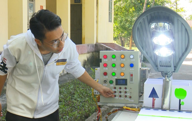  Sản phẩm của dự án “Một giải pháp tiết kiệm đáp ứng chiếu sáng hiệu quả cho hệ thống đường đi trong đô thị” của sinh viên Khoa Điện.