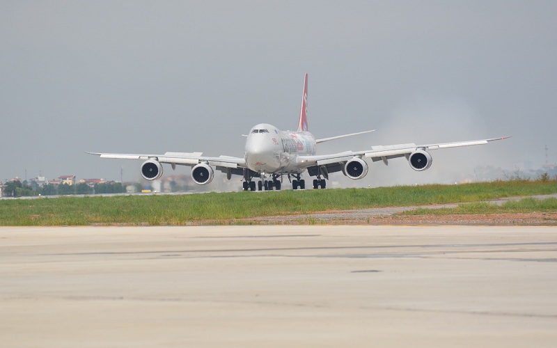  Chuyến bay số hiệu CV7923 của hãng hàng không Cargolux (máy bay Boeing 747 8F – code F) là chuyến bay đầu tiên hạ cánh trên đường băng 1B sân bay Nội Bài sau khi hoàn thành cải tạo, nâng cấp.