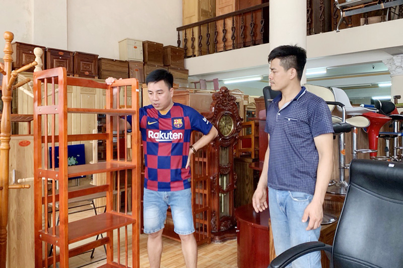  Số khách đến mua hàng tại các cơ sở kinh doanh buôn bán hiện nay vẫn khá thưa thớt. Trong ảnh: Khách hàng tìm hiểu sản phẩm tại Cửa hàng Nội thất Tâm Tú.
