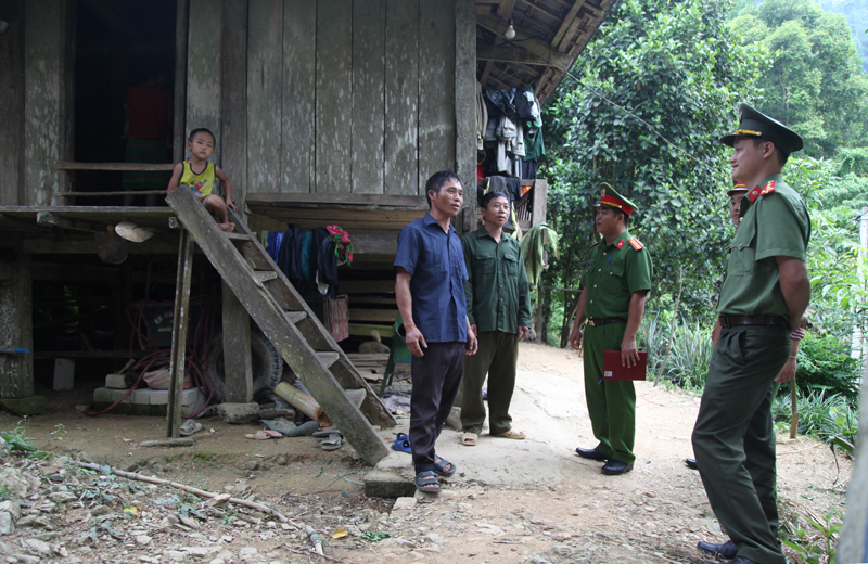  Công an chính quy xã Cúc Đường (Võ Nhai) xuống địa bàn nắm bắt tâm tư, nguyện vọng của quần chúng nhân dân. Ảnh: Thanh Hải.