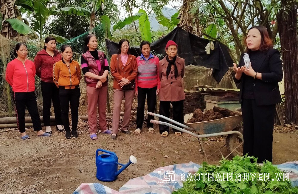  Phụ nữ xã Yên Đổ tham gia tập huấn ủ phân hữu cơ vi sinh.