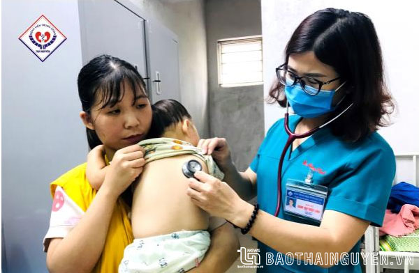 Bác sĩ Bệnh viện Trung ương Thái Nguyên khám cho trẻ nhỏ mắc bệnh về đường hô hấp.