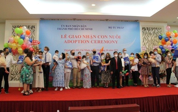  Bộ Tư pháp phối hợp tổ chức Lễ giao nhận trẻ em Việt Nam làm con nuôi nước ngoài.