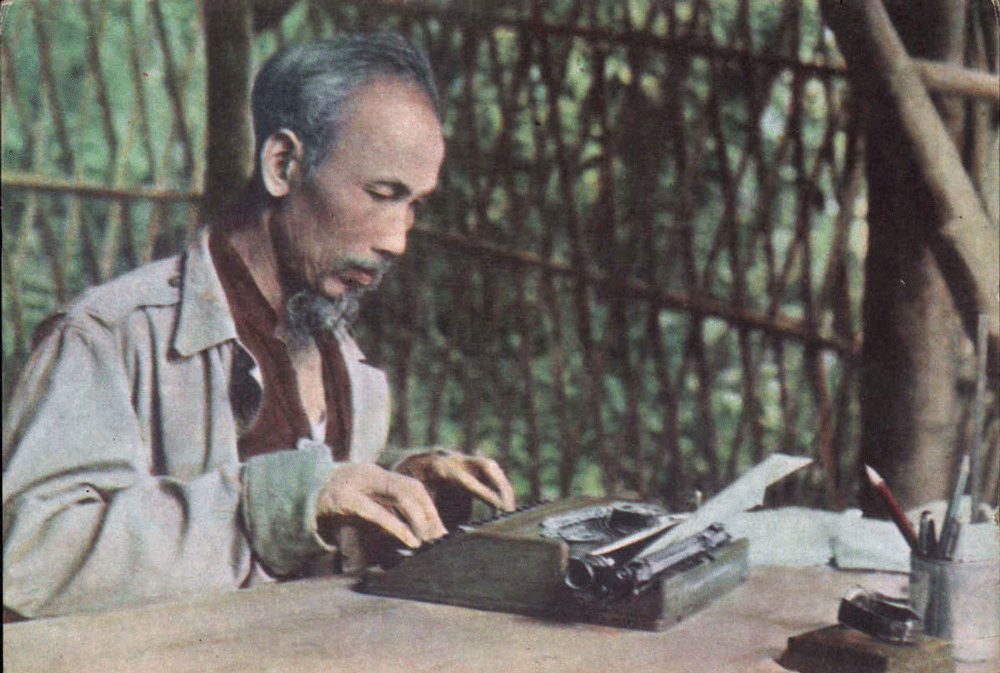  Chủ tịch Hồ Chí Minh làm việc tại “Phủ Chủ tịch” Việt Bắc năm 1952. Ảnh: T.L