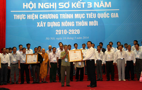  Thừa ủy quyền của Thủ tướng Chính phủ, Phó Thủ tướng Chính phủ Vũ Văn Ninh trao Bằng khen cho bác Nguyễn Phùng Hưng vì đã có nhiều thành tích trong quá trình thực hiện Chương trình MTQG XDNTM.