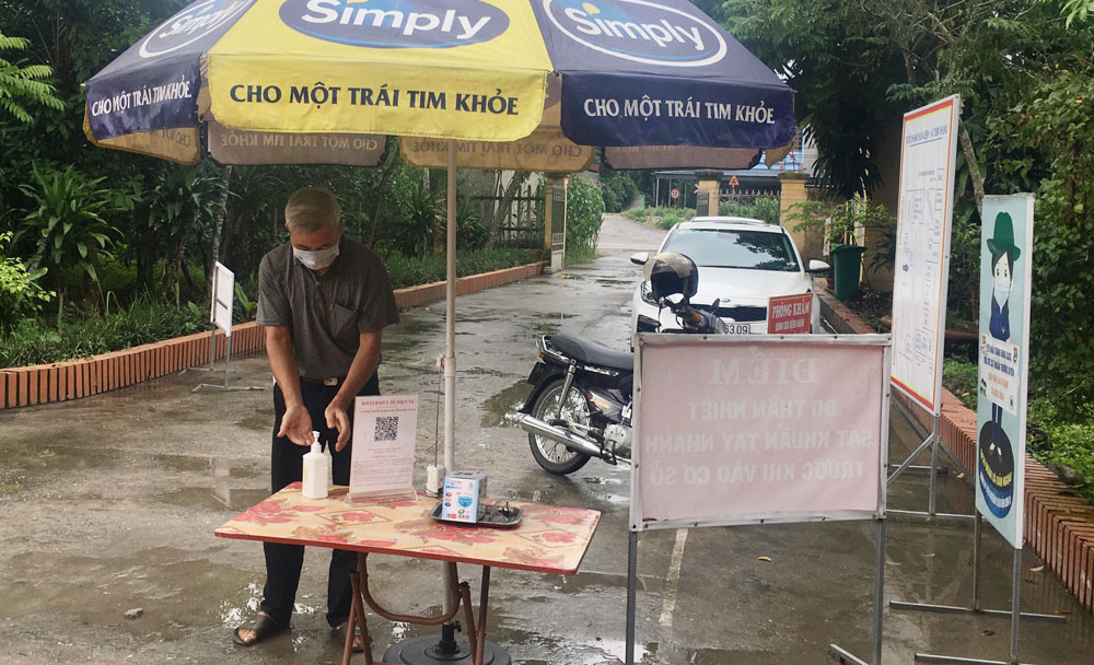  Người dân xã Bản Ngoại (Đại Từ) chấp hành các quy định phòng, chống dịch COVID-19 khi đến khám, chữa bệnh tại Trạm Y tế.