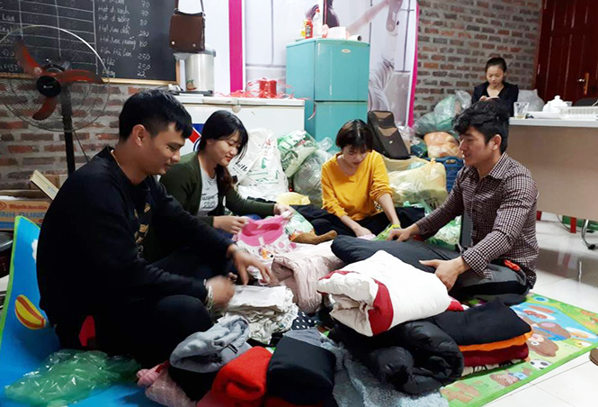  Các thành viên của CLB thiện nguyện Ban Mai Xanh Thái Nguyên chuẩn bị quà hỗ trợ cho một chuyến đi tình nguyện.