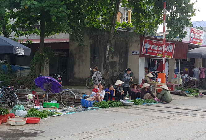  Tình trạng bày bán hàng hóa tại tuyến đường có đường sắt chạy qua tại xóm Thanh Xuyên, xã Trung Thành diễn ra nhiều năm nay