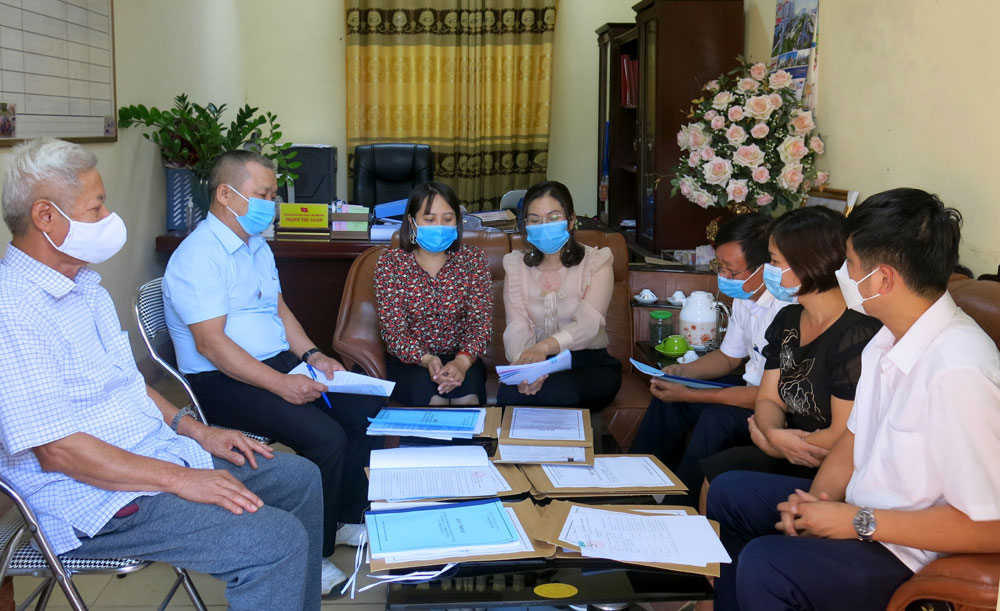  Cán bộ Uỷ ban Kiểm tra Thành ủy Thái Nguyên kiểm tra hồ sơ công tác đảng kết hợp hướng dẫn nghiệp vụ kiểm tra, giám sát cho một số cấp uỷ chi bộ thuộc Đảng bộ phường Tân Lập.