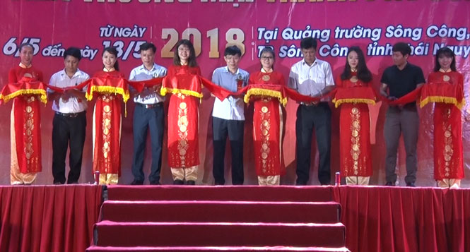  Các đại biểu cắt băng khai mạc Hội chợ.
