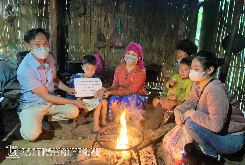  Anh Vũ Xuân Hồng trao 12,8 triệu đồng cho em Lương Chí Nghiệp ở xã Cúc Đường (Võ Nhai), bị bệnh u hạch.