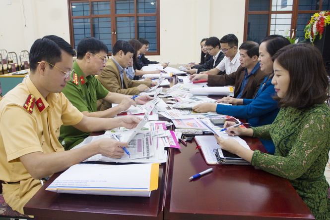  Ban Giám khảo Cuộc thi báo chí về chủ đề “Vì an toàn giao thông Thái Nguyên” năm 2018 chấm điểm các bài dự thi lọt vào vòng Chung khảo.