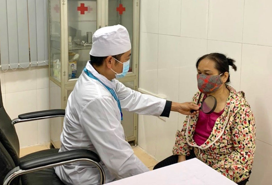  Bác sĩ Khoa Da liễu – Chống phong (Trung tâm Kiểm soát bệnh tật tỉnh) khám sàng lọc bệnh phong cho người dân.