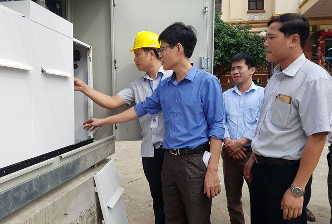   Cán bộ T.P Thái Nguyên kiểm tra thi công tủ đấu nối đường dây trung thế (thuộc công trình ngầm hóa hệ thống hạ tầng kỹ thuật trên 3 tuyến đường chính) được lắp đặt vỉa hè tuyến phố đường Hoàng Văn Thụ.
