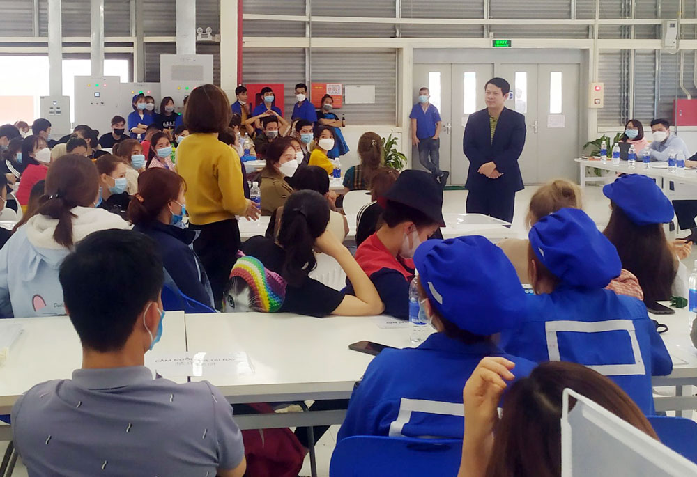  Đại diện LĐLĐ tỉnh làm việc với người lao động của Công ty TNHH Trina Solar Science & Technology.