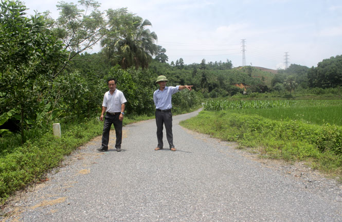  Anh Dương Văn Lệnh, Trưởng xóm Hin, xã Yên Đổ (Phú Lương), giới thiệu về công tác tuyên truyền, vận động người dân hiến đất mở rộng tuyến đường trục chính của xóm.