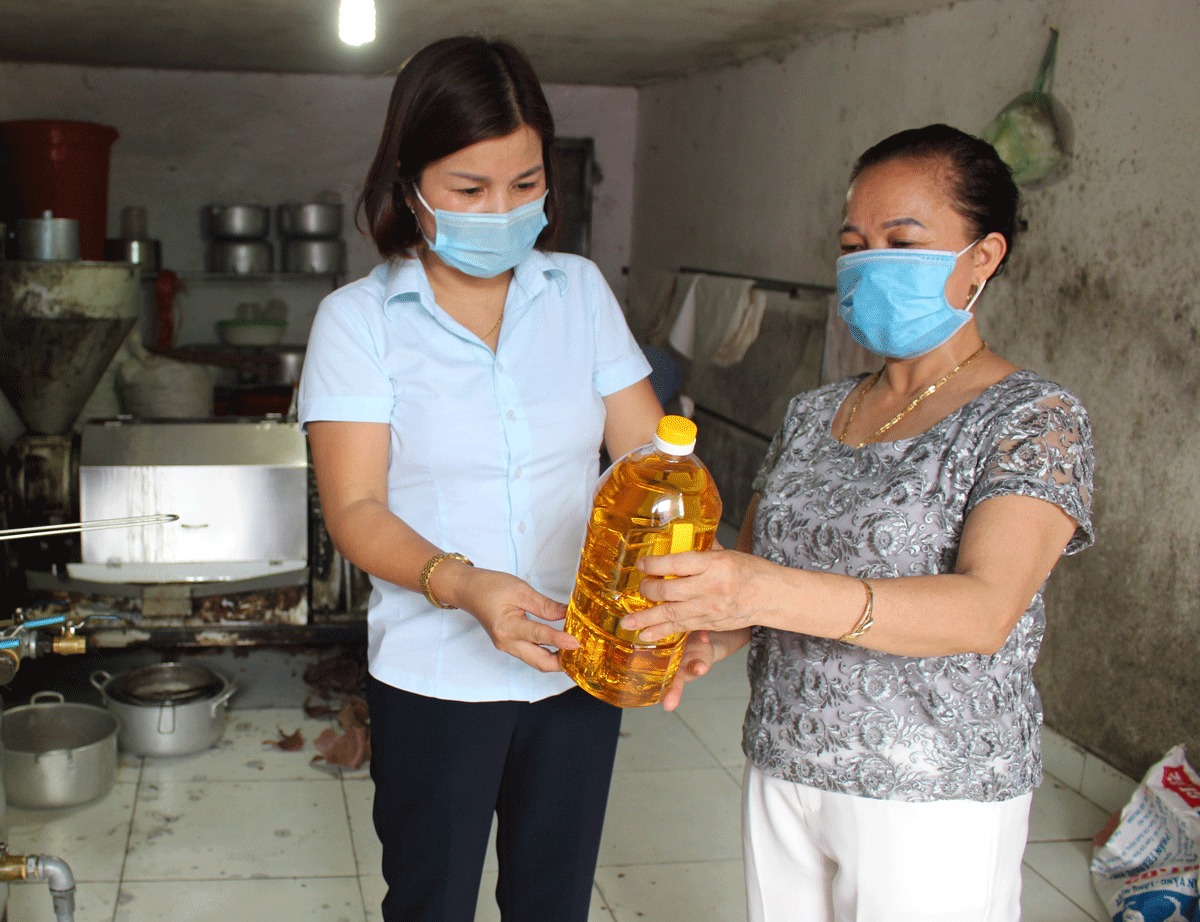  Cán bộ Hội LHPN xã Tân Khánh (Phú Bình) trao đổi kinh nghiệm sản xuất dầu ăn từ lạc, đỗ, vừng với chị Nguyễn Thị Viện (bên phải), hội viên Chi hội Phụ nữ xóm Phố Chợ.