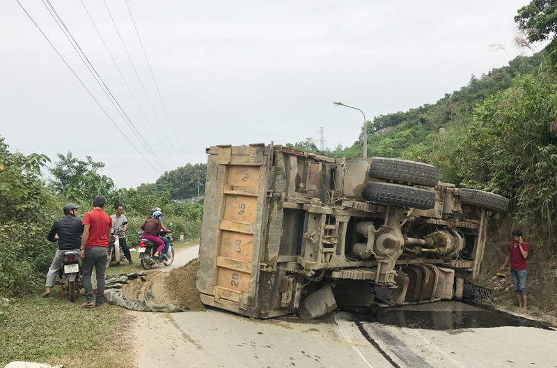  Xe chở cát bị lật tại đoạn đường qua xã Tân Thái (Đại Từ) do đột ngột gãy đầu tam véc, trục dẫn.