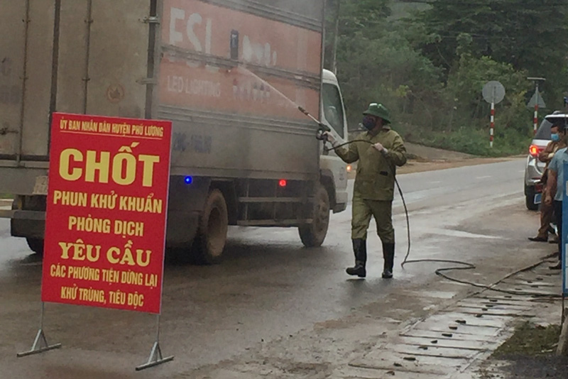  Chốt phun khử trùng tiêu độc tại chốt Km113+200 (xóm Đồng Đình, xã Yên Ninh).