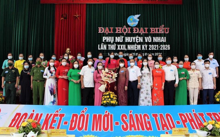  Lãnh đạo Hội LHPN tỉnh và huyện Võ Nhai tặng hoa chúc mừng Ban Chấp hành Hội LHPN huyện Võ Nhai lần thứ XXII, nhiệm kỳ 2021-2026.