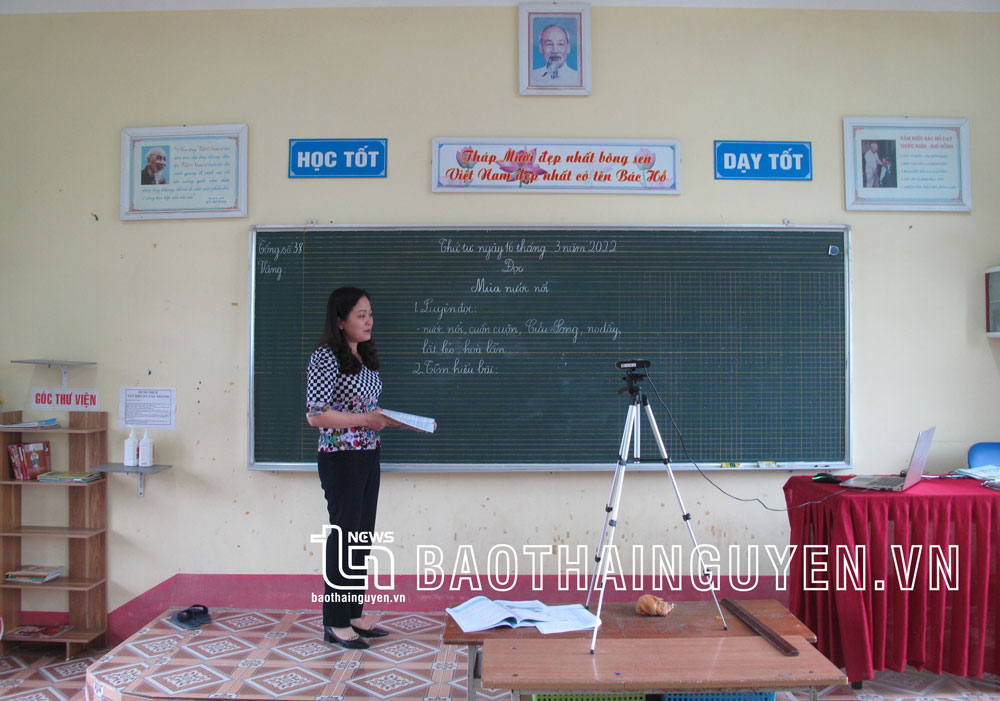  Mặc dù học trực tuyến có thể dạy tại nhà, song nhiều cô giáo của Trường Tiểu học Phúc Xuân vẫn đến lớp để dạy thông qua "truyền hình trực tiếp" cho HS dễ hiểu bài.